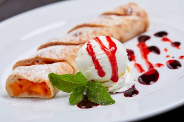 Strudel dondurma beyaz tabakta ile yakın çekim 