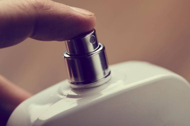 parfüm kozmetik şişe tutan erkek el