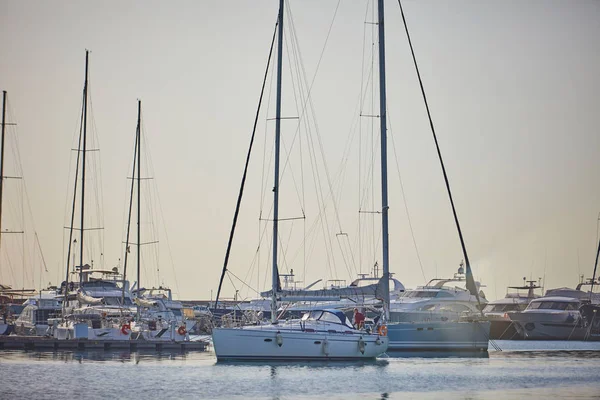 Yachten Parken Bei Sonnigem Wetter Hafen — Stockfoto