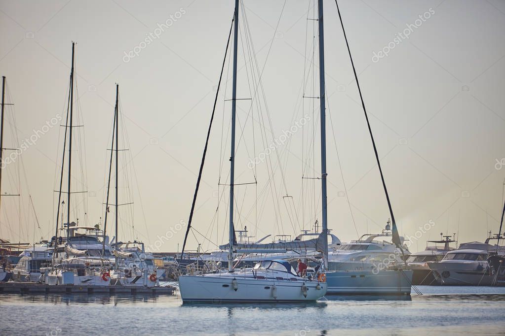 parcheggio yacht in porto nella giornata di sole