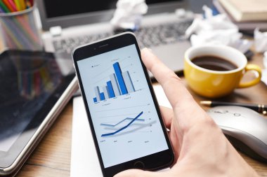 Akıllı telefon kullanan iş adamı