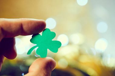  yonca elinde, kağıttan yaprak yakın çekim 