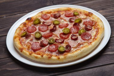 Beyaz tabakta lezzetli pizza yakın çekim 