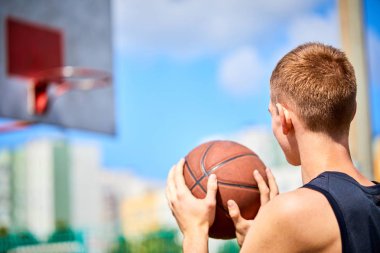 açık basketbol oynarken topu tutan adam