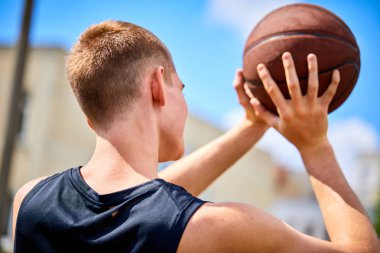 açık basketbol oynarken topu tutan adam