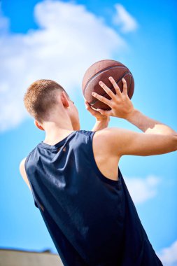 açık basketbol oynarken topu tutan adam
