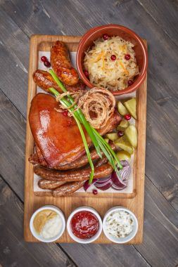 etli meze ahşap kesme tahtası üzerinde 