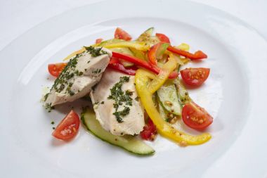 Beyaz tabakta Sebzeli tavuk yakın çekim