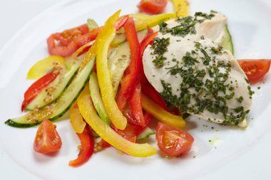 Beyaz tabakta Sebzeli tavuk yakın çekim 