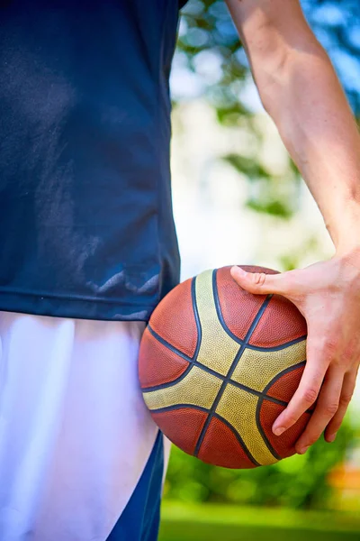 Man Holding Basketball Ball Close — Stock Photo, Image