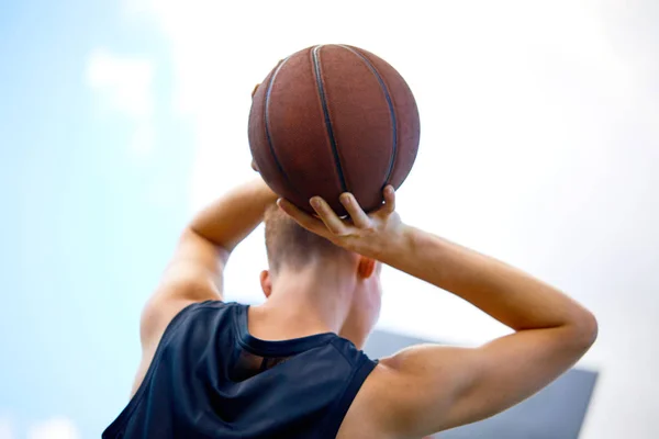 Mann Hält Ball Beim Basketball Freien — Stockfoto