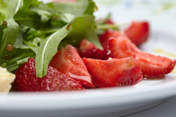 Salade Aux Fraises Sur Assiette Blanche Gros Plan — Photo