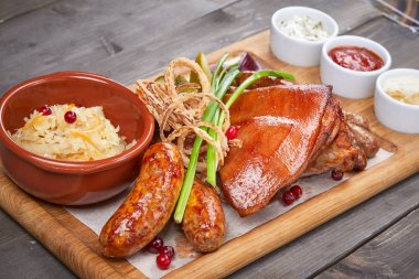 etli meze ahşap kesme tahtası üzerinde 