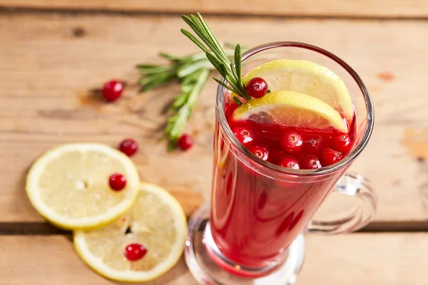 Cranberry Drankje Met Citroen Een Houten Bord — Stockfoto