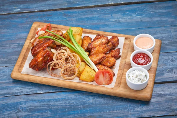 Aperitivo Carne Placa Corte Madeira — Fotografia de Stock