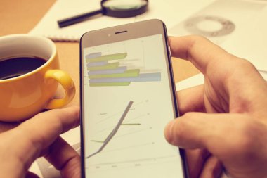 iş grafiği ile modern smartphone ekranında, iş kavramı holding erkek eller 