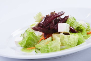 Beyaz tabakta taze salata yakın çekim 