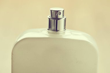 kozmetik şişe parfüm bej renkli arka plan üzerinde 