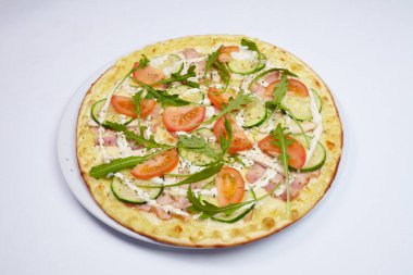 Beyaz tabakta lezzetli pizza yakın çekim 