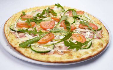 Beyaz tabakta lezzetli pizza yakın çekim 