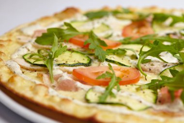 Beyaz tabakta lezzetli pizza yakın çekim 