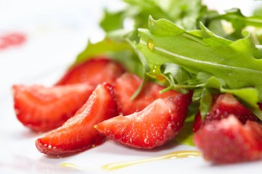 Beyaz tabakta çilek salatası yakın çekim 