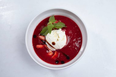 Beyaz kase çilek çorbası yakın çekim 