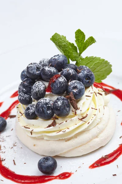 Tort Meringue Pavlova Afine Placă Albă Aproape — Fotografie, imagine de stoc