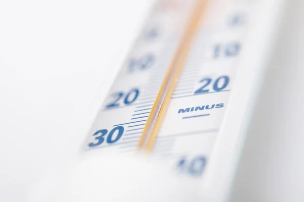 Beyaz Arka Plan Yakın Çekim Celsius Ölçekte Ile Termometre — Stok fotoğraf