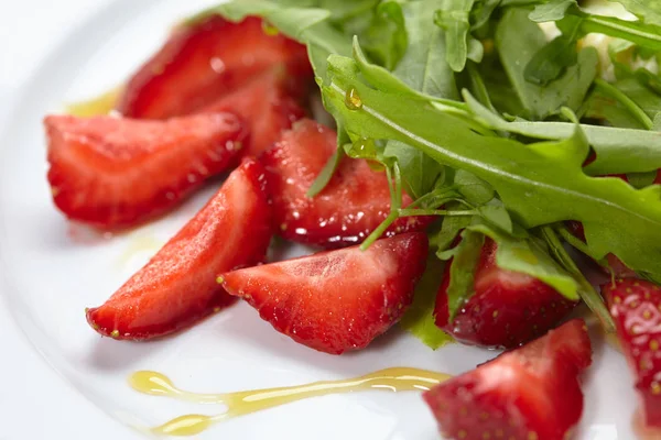 Salade Aux Fraises Sur Assiette Blanche Gros Plan — Photo