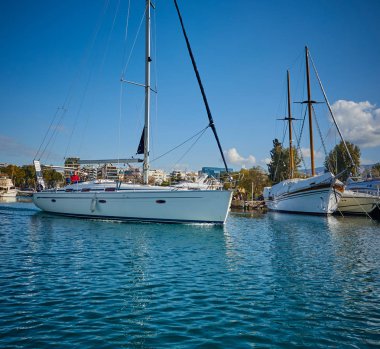 Güneşli bir günde limana yat park etmek. 