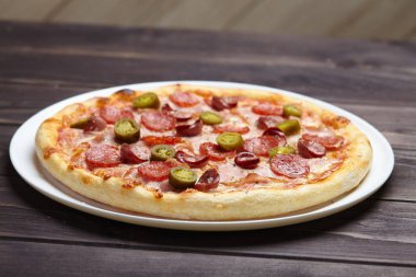 Beyaz tabakta lezzetli pizza yakın çekim 