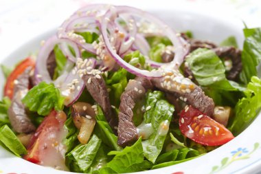 et salatası beyaz tabakta yakın çekim 