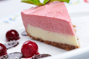 Tatlı lezzetli peynirli kek beyaz tabakta yakın çekim  