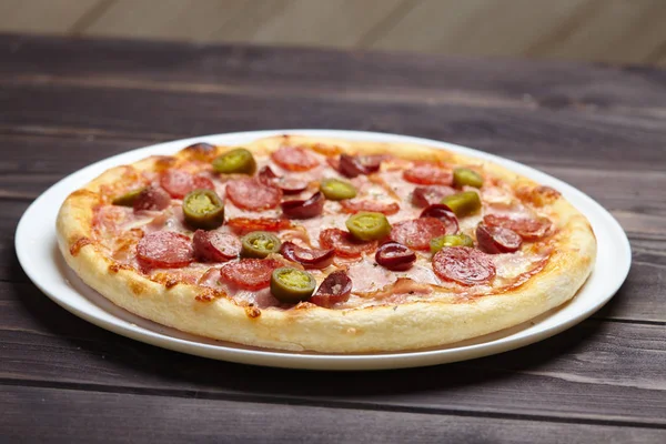Välsmakande Pizza Vit Platta Närbild — Stockfoto