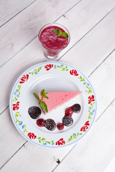 Sladký Chutnou Cheesecake Bílé Plotně Smoothie Skle Detail — Stock fotografie