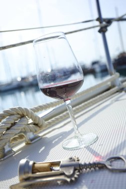 Yat güvertede kırmızı şarap