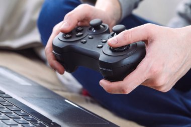 oyun çubuğu denetleyicileri süre iskambil video spor evde tutan adam