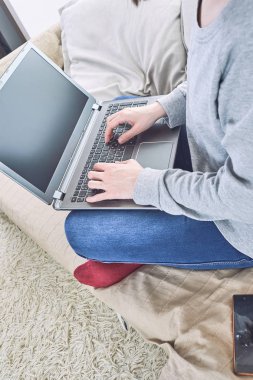 adam kanepede oturan ve dizüstü bilgisayar, kullanarak yakın çekim 