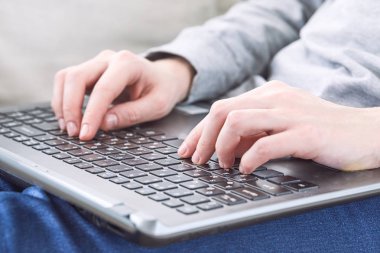 adam kanepede oturan ve dizüstü bilgisayar, kullanarak yakın çekim 