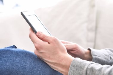 E-kitap dijital tablet cihaza okuma adam