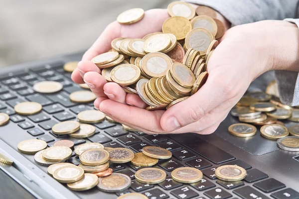 Manos Que Sostienen Pila Monedas Sobre Ordenador Portátil Primer Plano — Foto de Stock