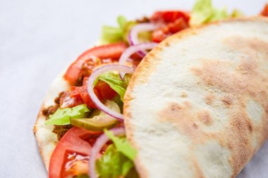 sandviç film ile et ve beyaz tabakta sebze yakın çekim 