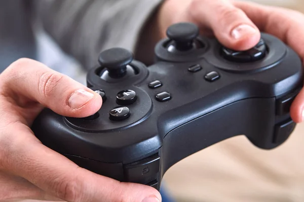 Άνθρωπος Που Κρατά Χειριστήρια Joystick Παίζοντας Βιντεοπαιχνίδια Στο Σπίτι — Φωτογραφία Αρχείου