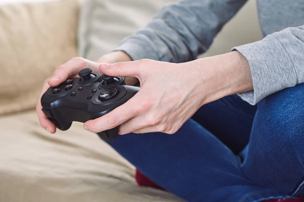 Homem Segurando Controladores Joystick Enquanto Joga Jogos Vídeo Casa — Fotografia de Stock