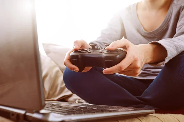 Homem Segurando Controladores Joystick Enquanto Joga Jogos Vídeo Casa — Fotografia de Stock