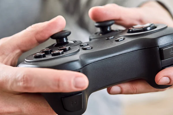 Man Håller Joystick Registeransvariga Medan Spelar Videospel Hemma — Stockfoto