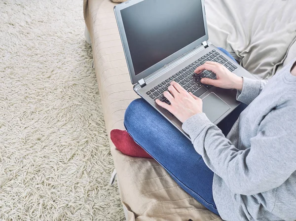 Человек Сидящий Диване Использующий Ноутбук Крупным Планом — стоковое фото