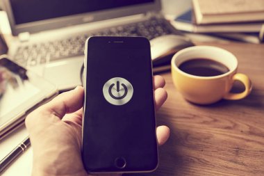 Erkek el ofis, iş kavramı modern smartphone tutarak  