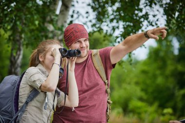 Yaz çayır, güneşli bir gün içinde iki gezginler